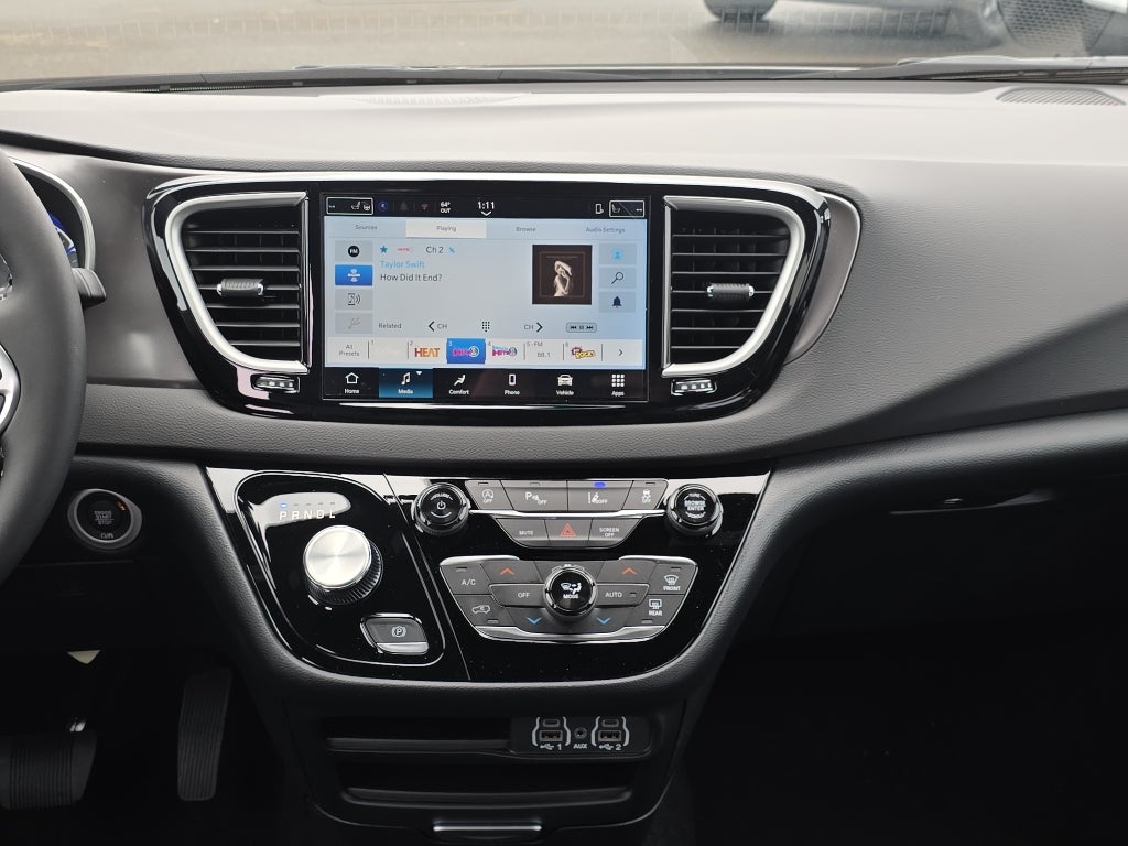 2025 Chrysler Voyager VOYAGER LX