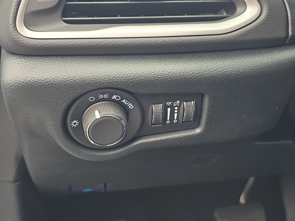 2025 Chrysler Voyager VOYAGER LX