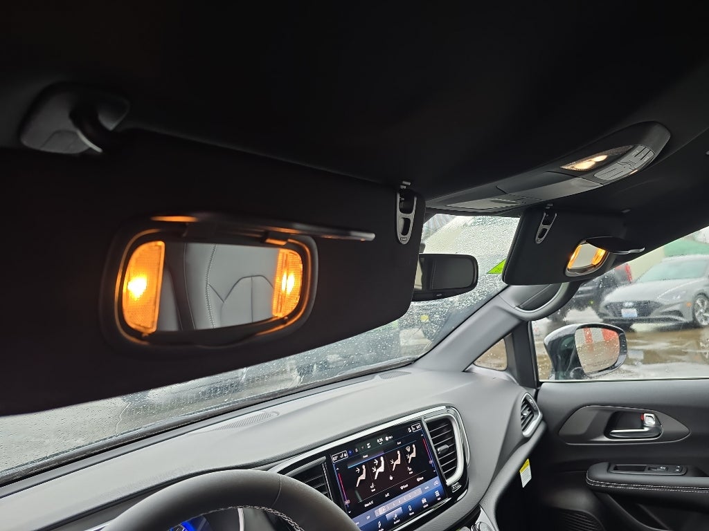 2025 Chrysler Voyager VOYAGER LX