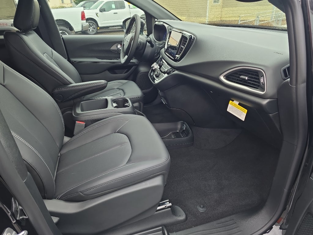 2025 Chrysler Voyager VOYAGER LX