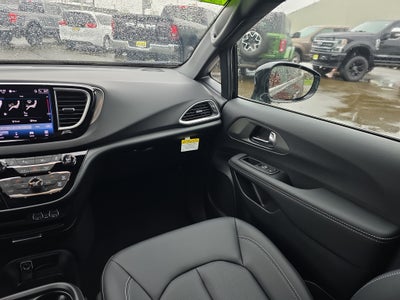 2025 Chrysler Voyager VOYAGER LX