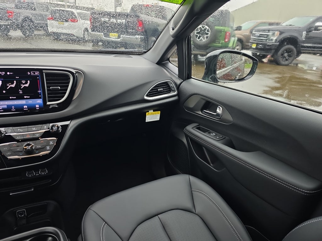 2025 Chrysler Voyager VOYAGER LX