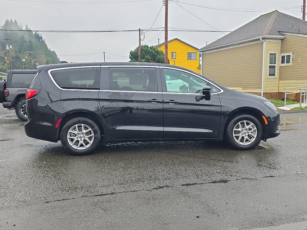 2025 Chrysler Voyager VOYAGER LX