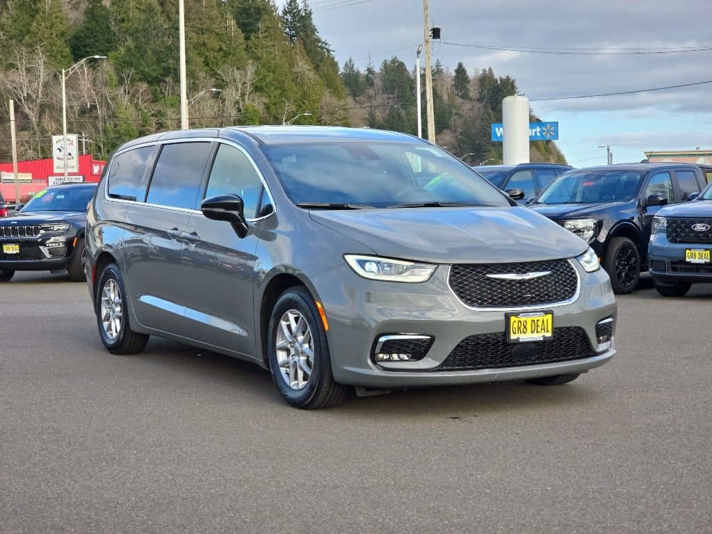 2025 Chrysler Pacifica Select