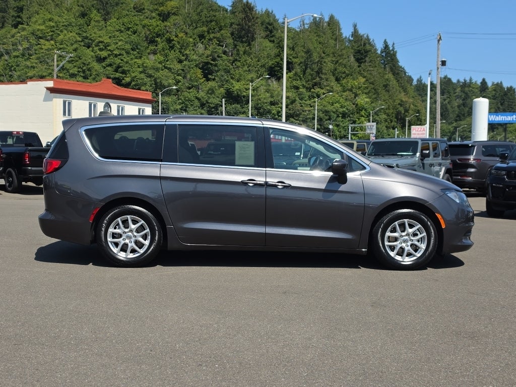 2023 Chrysler Voyager LX